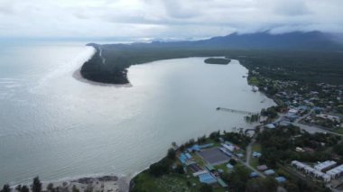 Sematan Sahili ve Sarawak ve Borneo Adası 'nın en güney kısmının kıyı şeridi.