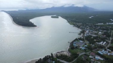 Sematan Sahili ve Sarawak ve Borneo Adası 'nın en güney kısmının kıyı şeridi.