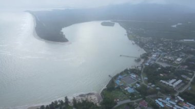 Sematan Sahili ve Sarawak ve Borneo Adası 'nın en güney kısmının kıyı şeridi.