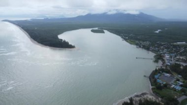 Sematan Sahili ve Sarawak ve Borneo Adası 'nın en güney kısmının kıyı şeridi.