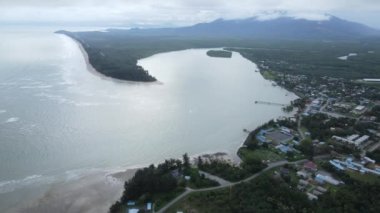 Sematan Sahili ve Sarawak ve Borneo Adası 'nın en güney kısmının kıyı şeridi.