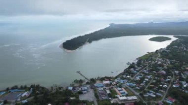 Sematan Sahili ve Sarawak ve Borneo Adası 'nın en güney kısmının kıyı şeridi.