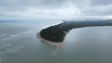 Sematan Sahili ve Sarawak ve Borneo Adası 'nın en güney kısmının kıyı şeridi.