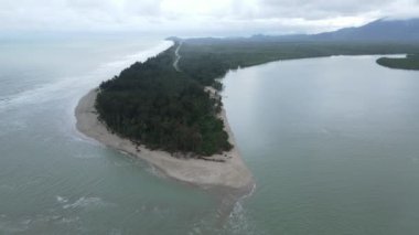 Sematan Sahili ve Sarawak ve Borneo Adası 'nın en güney kısmının kıyı şeridi.