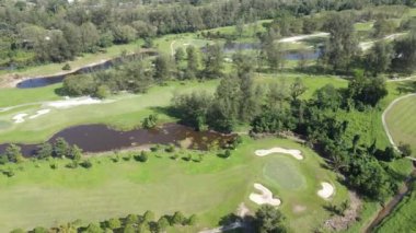 Kuching, Sarawak Malezya - 22 Şubat 2020: Saraywak Golf Kulübü golf sahası, güzel gölleri, göletleri, bitkileri ve muhteşem dekorasyonlarıyla