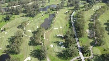 Kuching, Sarawak Malezya - 22 Şubat 2020: Saraywak Golf Kulübü golf sahası, güzel gölleri, göletleri, bitkileri ve muhteşem dekorasyonlarıyla
