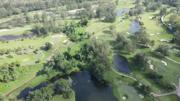 马来西亚沙捞越库庆 2020年2月22日 沙捞越高尔夫俱乐部高尔夫球场 内有美丽的湖泊 植物和精美的装饰 — 图库视频影像
