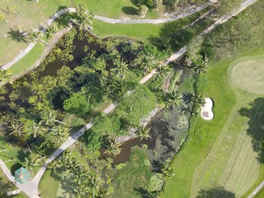 Kuching, Sarawak Malezya - 22 Şubat 2020: Saraywak Golf Kulübü golf sahası, güzel gölleri, göletleri, bitkileri ve muhteşem dekorasyonlarıyla