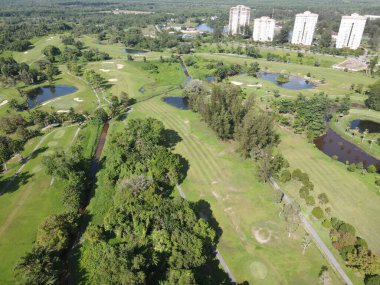 Kuching, Sarawak Malezya - 22 Şubat 2020: Saraywak Golf Kulübü golf sahası, güzel gölleri, göletleri, bitkileri ve muhteşem dekorasyonlarıyla