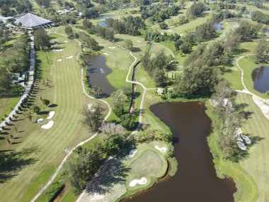 Kuching, Sarawak Malezya - 22 Şubat 2020: Saraywak Golf Kulübü golf sahası, güzel gölleri, göletleri, bitkileri ve muhteşem dekorasyonlarıyla