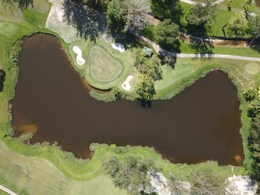 Kuching, Sarawak Malezya - 22 Şubat 2020: Saraywak Golf Kulübü golf sahası, güzel gölleri, göletleri, bitkileri ve muhteşem dekorasyonlarıyla