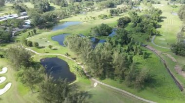 Kuching, Sarawak Malezya - 22 Şubat 2020: Saraywak Golf Kulübü golf sahası, güzel gölleri, göletleri, bitkileri ve muhteşem dekorasyonlarıyla