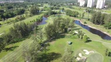 Kuching, Sarawak Malezya - 22 Şubat 2020: Saraywak Golf Kulübü golf sahası, güzel gölleri, göletleri, bitkileri ve muhteşem dekorasyonlarıyla