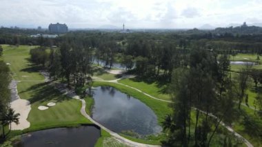 Kuching, Sarawak Malezya - 22 Şubat 2020: Saraywak Golf Kulübü golf sahası, güzel gölleri, göletleri, bitkileri ve muhteşem dekorasyonlarıyla