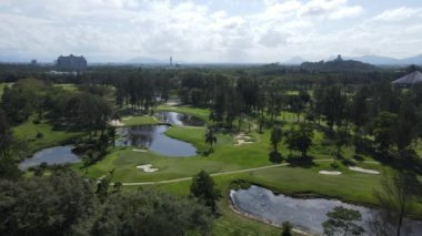 Kuching, Sarawak Malezya - 22 Şubat 2020: Saraywak Golf Kulübü golf sahası, güzel gölleri, göletleri, bitkileri ve muhteşem dekorasyonlarıyla