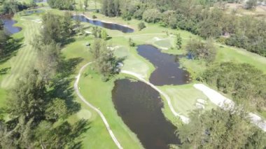 Kuching, Sarawak Malezya - 22 Şubat 2020: Saraywak Golf Kulübü golf sahası, güzel gölleri, göletleri, bitkileri ve muhteşem dekorasyonlarıyla