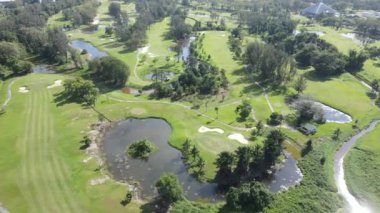 Kuching, Sarawak Malezya - 22 Şubat 2020: Saraywak Golf Kulübü golf sahası, güzel gölleri, göletleri, bitkileri ve muhteşem dekorasyonlarıyla