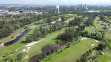 Kuching, Sarawak Malezya - 22 Şubat 2020: Saraywak Golf Kulübü golf sahası, güzel gölleri, göletleri, bitkileri ve muhteşem dekorasyonlarıyla