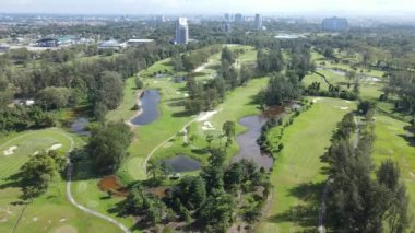 Kuching, Sarawak Malezya - 22 Şubat 2020: Saraywak Golf Kulübü golf sahası, güzel gölleri, göletleri, bitkileri ve muhteşem dekorasyonlarıyla