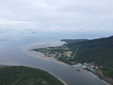 Sarawak, Malezya 'nın Santubong bölgesinde bir balıkçılık ve karides çiftliğinin havadan görünüşü