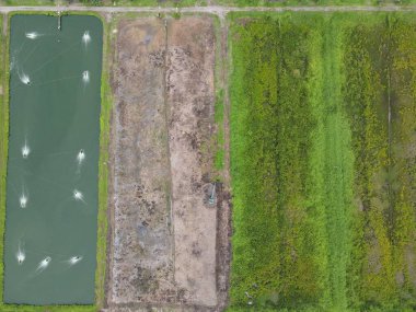 Sarawak, Malezya 'nın Santubong bölgesinde bir balıkçılık ve karides çiftliğinin havadan görünüşü