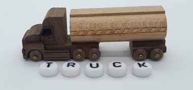 Ahşaptan yapılmış küçük ahşap modellerin yaratıcı çekimlerini kapat, diğer adıyla Simgeler.