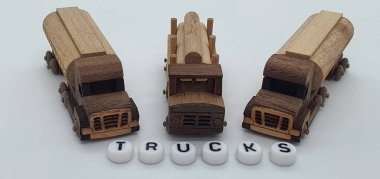 Ahşaptan yapılmış küçük ahşap modellerin yaratıcı çekimlerini kapat, diğer adıyla Simgeler.