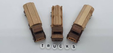 Ahşaptan yapılmış küçük ahşap modellerin yaratıcı çekimlerini kapat, diğer adıyla Simgeler.