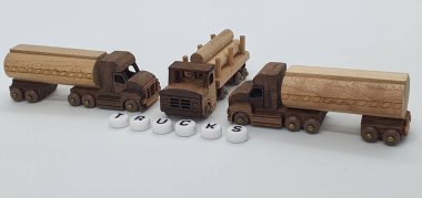 Ahşaptan yapılmış küçük ahşap modellerin yaratıcı çekimlerini kapat, diğer adıyla Simgeler.