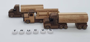 Ahşaptan yapılmış küçük ahşap modellerin yaratıcı çekimlerini kapat, diğer adıyla Simgeler.