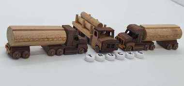 Ahşaptan yapılmış küçük ahşap modellerin yaratıcı çekimlerini kapat, diğer adıyla Simgeler.