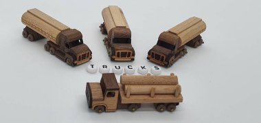 Ahşaptan yapılmış küçük ahşap modellerin yaratıcı çekimlerini kapat, diğer adıyla Simgeler.