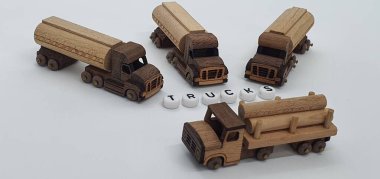 Ahşaptan yapılmış küçük ahşap modellerin yaratıcı çekimlerini kapat, diğer adıyla Simgeler.