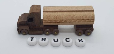 Ahşaptan yapılmış küçük ahşap modellerin yaratıcı çekimlerini kapat, diğer adıyla Simgeler.