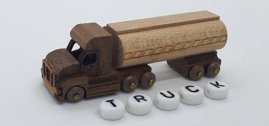 Ahşaptan yapılmış küçük ahşap modellerin yaratıcı çekimlerini kapat, diğer adıyla Simgeler.