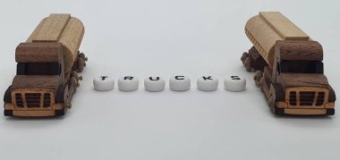 Ahşaptan yapılmış küçük ahşap modellerin yaratıcı çekimlerini kapat, diğer adıyla Simgeler.