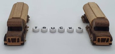 Ahşaptan yapılmış küçük ahşap modellerin yaratıcı çekimlerini kapat, diğer adıyla Simgeler.