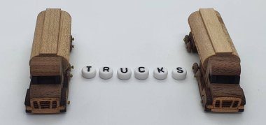 Ahşaptan yapılmış küçük ahşap modellerin yaratıcı çekimlerini kapat, diğer adıyla Simgeler.