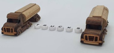 Ahşaptan yapılmış küçük ahşap modellerin yaratıcı çekimlerini kapat, diğer adıyla Simgeler.