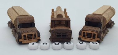 Ahşaptan yapılmış küçük ahşap modellerin yaratıcı çekimlerini kapat, diğer adıyla Simgeler.