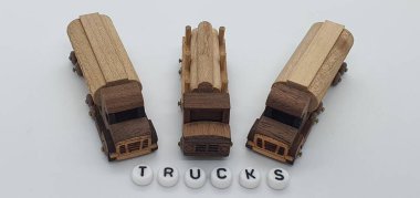 Ahşaptan yapılmış küçük ahşap modellerin yaratıcı çekimlerini kapat, diğer adıyla Simgeler.