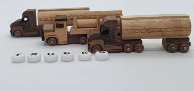 Ahşaptan yapılmış küçük ahşap modellerin yaratıcı çekimlerini kapat, diğer adıyla Simgeler.