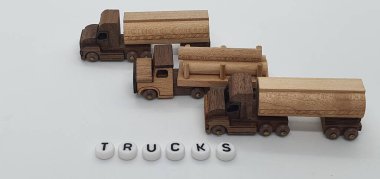 Ahşaptan yapılmış küçük ahşap modellerin yaratıcı çekimlerini kapat, diğer adıyla Simgeler.