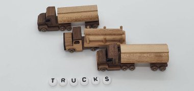 Ahşaptan yapılmış küçük ahşap modellerin yaratıcı çekimlerini kapat, diğer adıyla Simgeler.