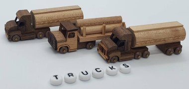 Ahşaptan yapılmış küçük ahşap modellerin yaratıcı çekimlerini kapat, diğer adıyla Simgeler.