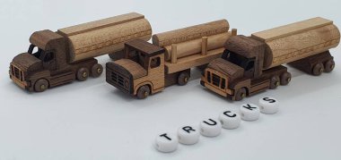 Ahşaptan yapılmış küçük ahşap modellerin yaratıcı çekimlerini kapat, diğer adıyla Simgeler.