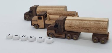 Ahşaptan yapılmış küçük ahşap modellerin yaratıcı çekimlerini kapat, diğer adıyla Simgeler.