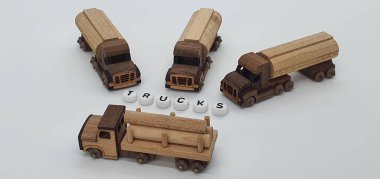 Ahşaptan yapılmış küçük ahşap modellerin yaratıcı çekimlerini kapat, diğer adıyla Simgeler.