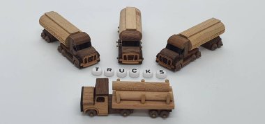 Ahşaptan yapılmış küçük ahşap modellerin yaratıcı çekimlerini kapat, diğer adıyla Simgeler.