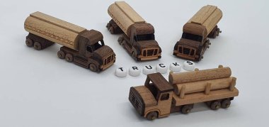 Ahşaptan yapılmış küçük ahşap modellerin yaratıcı çekimlerini kapat, diğer adıyla Simgeler.